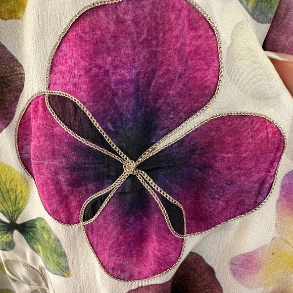 Floral, chic and unique colored dress - Picture 3 of 5